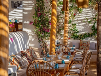 a restaurant with tables and chairs in Marbella